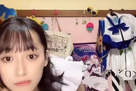 巨乳お姉さんの乳見え配信【スマホ対応動画】