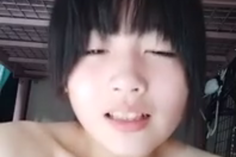妹系の可愛い子がベッドでオナニー
