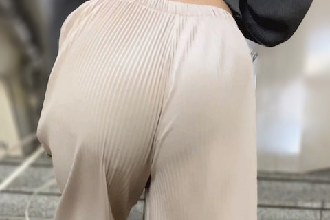 凄くイイ丸み！割れ目に食い込むニットパンツ