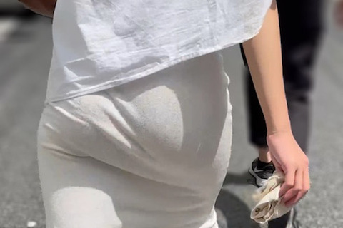 《ムニュムニュヒップの奥に潜む黒Tバック》