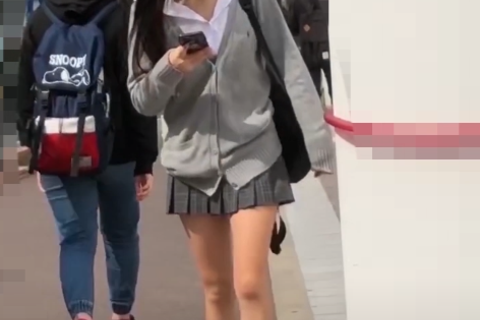 スタイル抜群JKエロ過ぎ食い込み白パンを前後下から盗撮