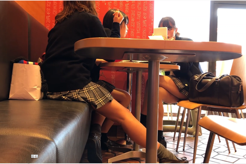 放課後のおしゃべりJKちゃん達のエロ脚を凝視　ハイスペック...