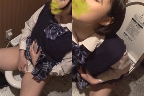 デパートのトイレでこっそりオナニーしちゃうJK③