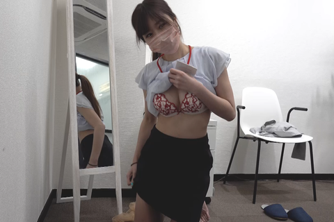 【同僚撮影バレ!!!】童顔なのに超美巨乳!!まさかのパンツ...