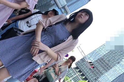 【バレて警〇沙汰】制服女子を狙った逆さ撮り