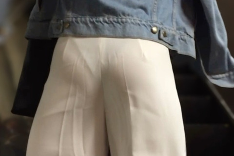 「驚きの薄さ！超美人OLの透けまくる黒Tライン」