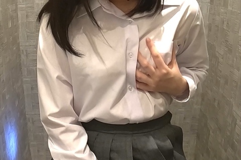 デパートのトイレでこっそりオナニーしちゃうJK168　純朴...