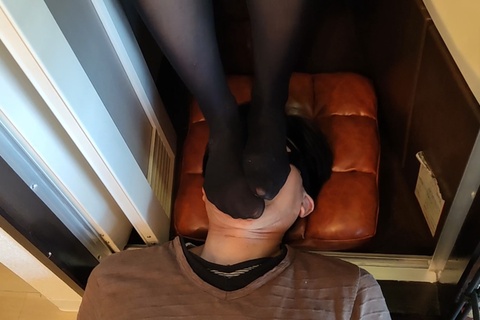 さなちゃんの透明人間になったM男の顔面踏み付け　トイレ編