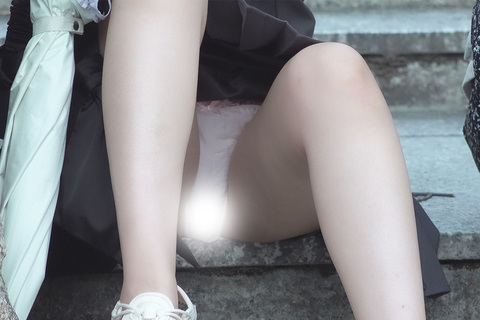 公園パンチラ２３　ミニスカートなのに階段でガッツリ足を開い...