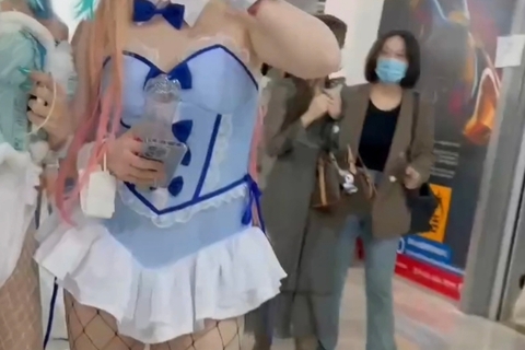コミケのコスプレイヤー女性の足の裏を撮影させてもらう動画
