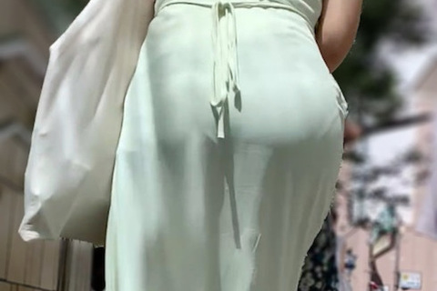 《お尻まわりピチピチ過ぎ！極薄生地のキャミワンピお姉さん》