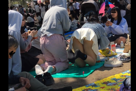 とにかくしゃがんでパンチラ　安心してください　見えてますよ...