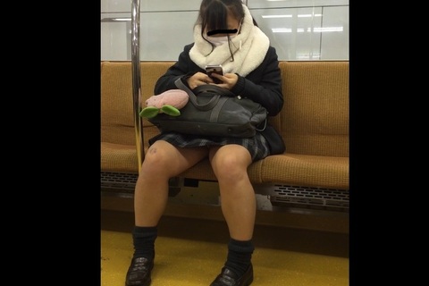 JKトレイン　あなたの前で座りたい　対面パンチラ　その１