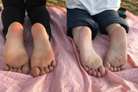 春の公園でぬくもり感じる仲良しソックス＆素足