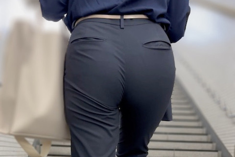 《一番イヤラしいタイプの柔尻！全身ネイビーカラーで染めた美...