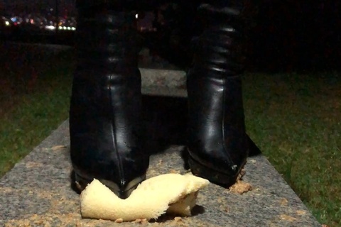 ピンヒールロングブーツでロールケーキ踏み潰し（野外編）　＃...