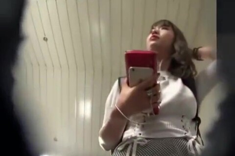 【バレあり】制服女子を狙った逆さ撮り【音あり】