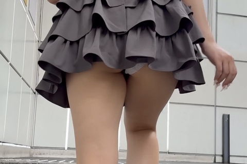 無防備な超ミニ白パンティ　階段パンチラ　逆さ鳥　巨乳