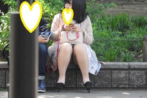 お座りお姉さん発見！！（ＦＨＤ）大変です！！パンツが見えて...