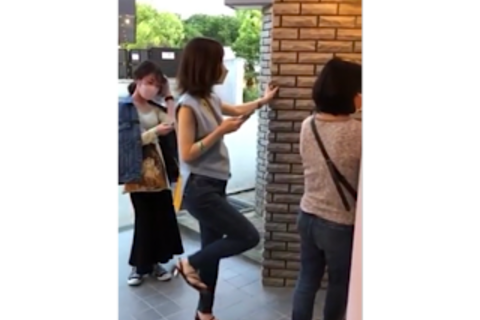 おしがま行列 もじもじお姉さん