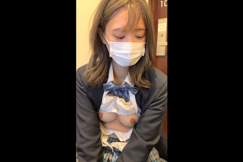 お店の中でも容赦なく見せつけてきた青チェ美少女ちゃん♡