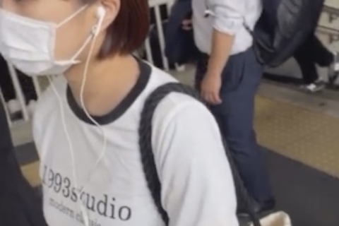 このお姉さんのパンティががっつり透けてました