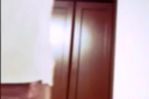 清楚な少女が隙間が