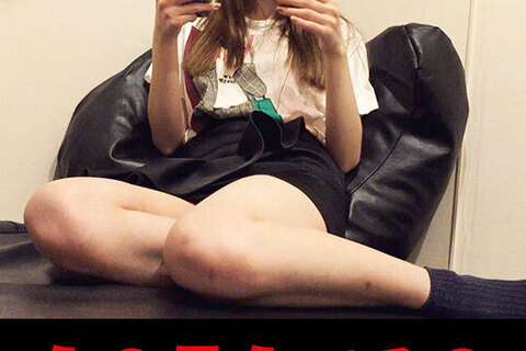 【こんな美人のパンチラ見れた！】ミニスカなのに股間にスキが...