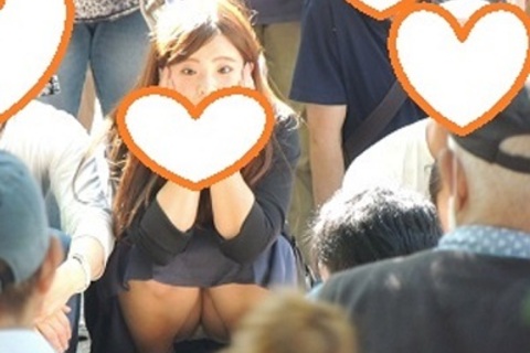 お座りお姉さん発見！！（ＦＨＤ）大変です！！パンツが見えて...