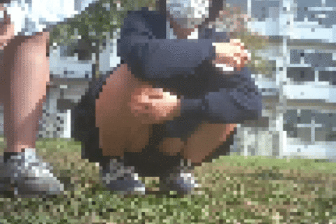 バレた?! しゃがみパンチラ少女の姿