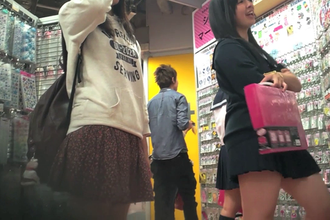 制服女子を見つめる　17