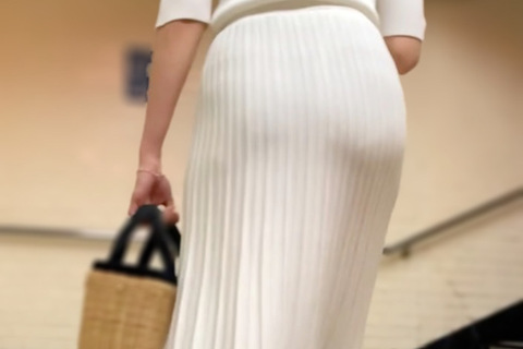 《清楚オーラMAX！全身真っ白コーデの美女》