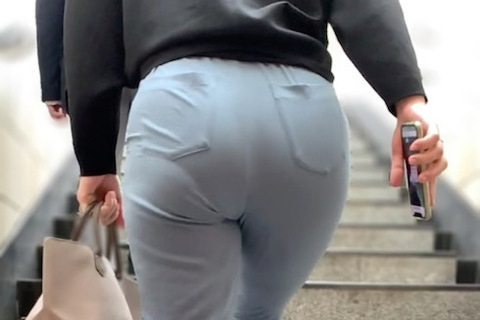 《ちょっとデカ過ぎる！ネイルのお手入れに向かう爆尻お姉さん》