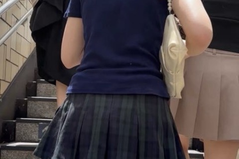 無防備なミニスカ制服パンチラ　階段　逆さ