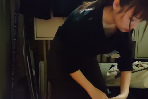 飲食店のアルバイトさんの着替え1