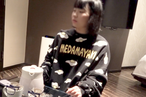 MEDAMAYAKIトレーナーが妙に卑猥なめちゃカワKOD...