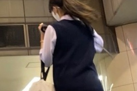 ポニーテールのかわいい制服女子の風チラ