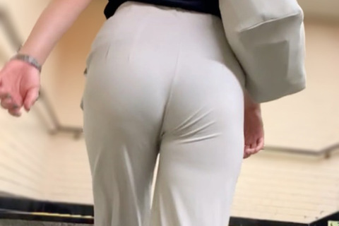 《ビックリ仰天！とんでもないパンツスタイルのOL》