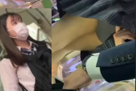 リアルな超激カワミニスカJKをスカートめくって逆さパンチラ盗撮！