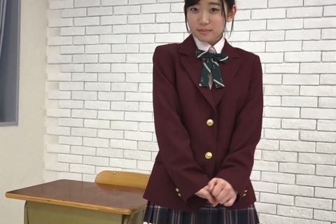 架乃ゆら、ブレザー制服　水色のストライプ柄