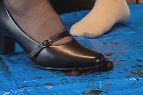 ゆみちゃんの手コキしながらパンプスでザリガニCRUSH