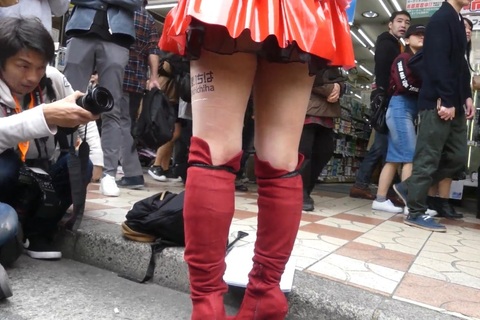 有名コスプレイヤーさんにも容赦ないローアングル狂カメコたち！