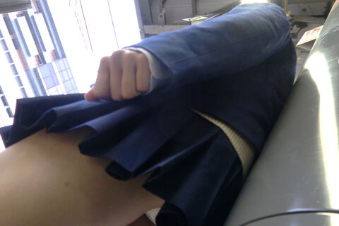 待ち合わせ中の白パンツJK