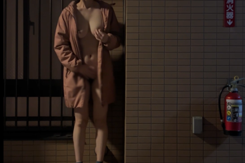 公共の場で全裸オナニー　マンションの敷地内でおっぱい陰毛晒す