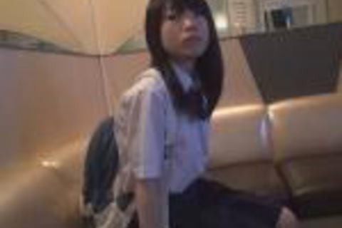 【再販】チビՓ3：女子便中継カラオケ店トイレからおしっこ姿を全世界公開