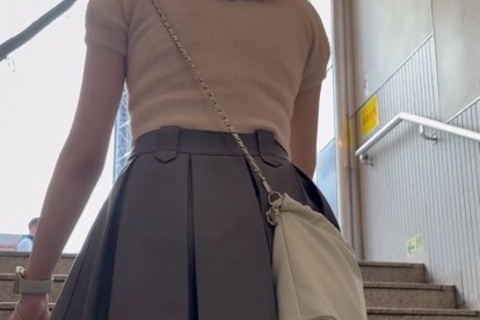 超ミニスカなのに生パンなお尻丸見え女子大生　パンチラ　階段