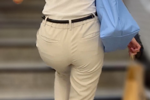 《ロングヘアーを掴みながら階段を登るキレイ系OL》