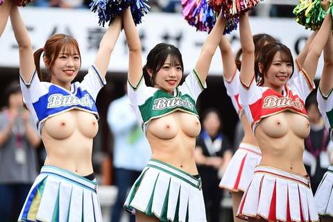 【高画質動画】公開露出チアリーダー　笑顔で跳ねておっぱいが揺れる動画