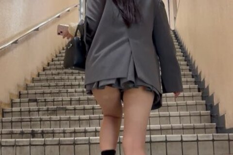 超ミニスカで階段をのぼる女子大生