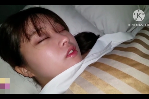 寝ている女の子たちにぶっかけ！！素人撮影　セット！